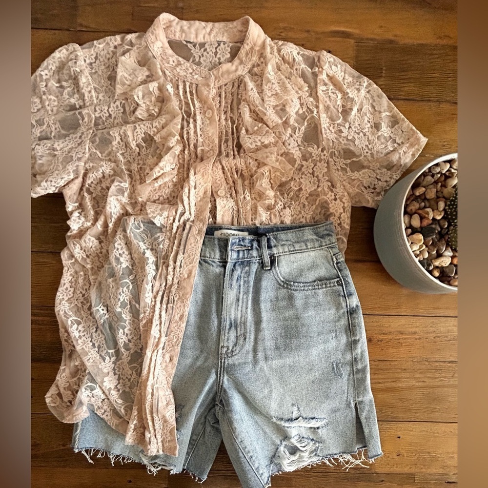 HIDDEN Logan High Rise Light Wash distressed denim shorts Sz Small - Picture 3 of 13